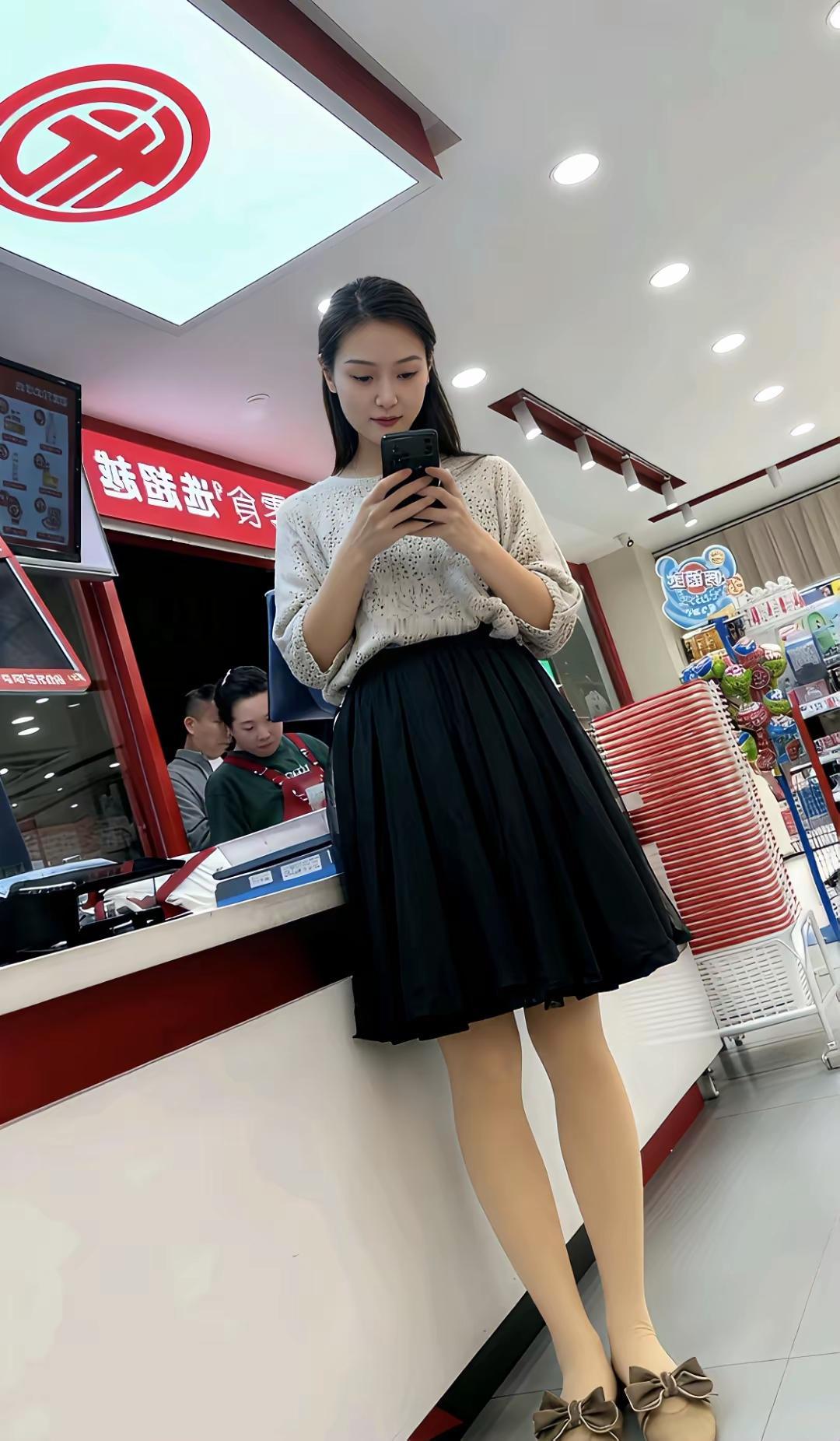 静立柜台前，心随手机动。什么叫做有魅力的女人？ 甜美小仙女的穿搭 什么年龄的女人