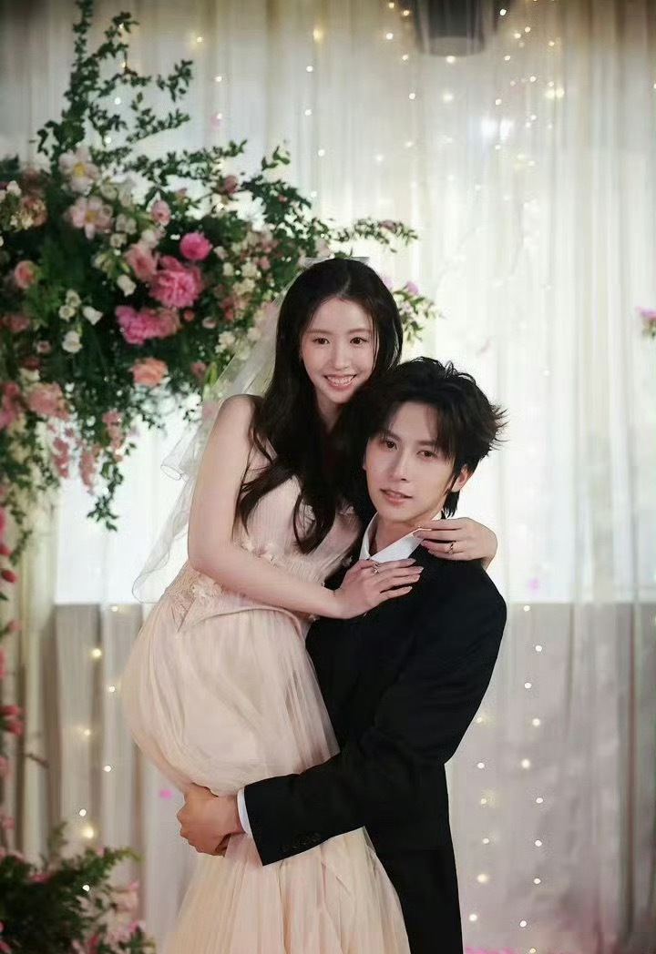 侯卓成杨汝晴推迟订婚了原定的订婚按下暂停键，没有分手只是暂缓进度，侯卓成还主动护