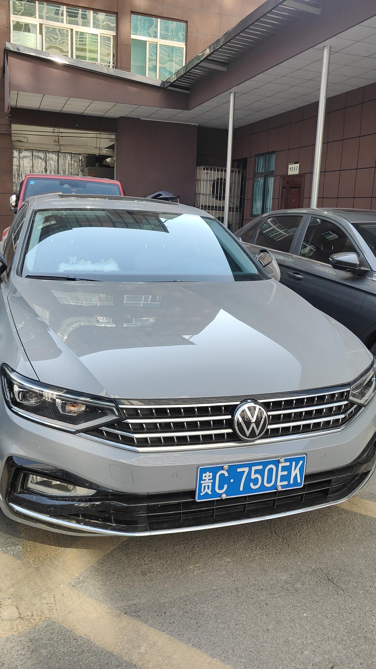 大众的车漆是不是比日系车漆
厚很多啊！我的日产轩逸车漆很薄
随便一刮就掉漆了