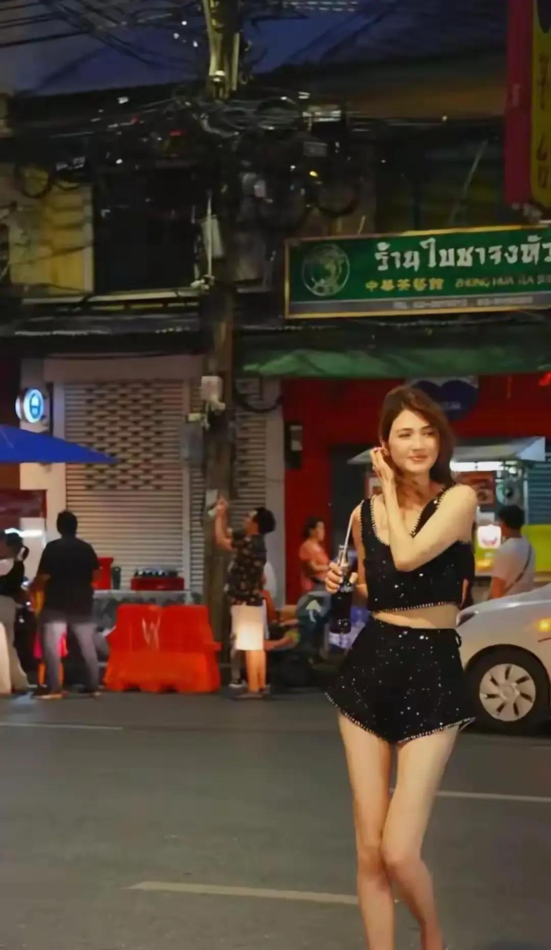 洪欣被李嘉欣骂蠢，却活成了赢家
 
当年电话录音流出，李嘉欣一句蠢女人把洪欣钉在