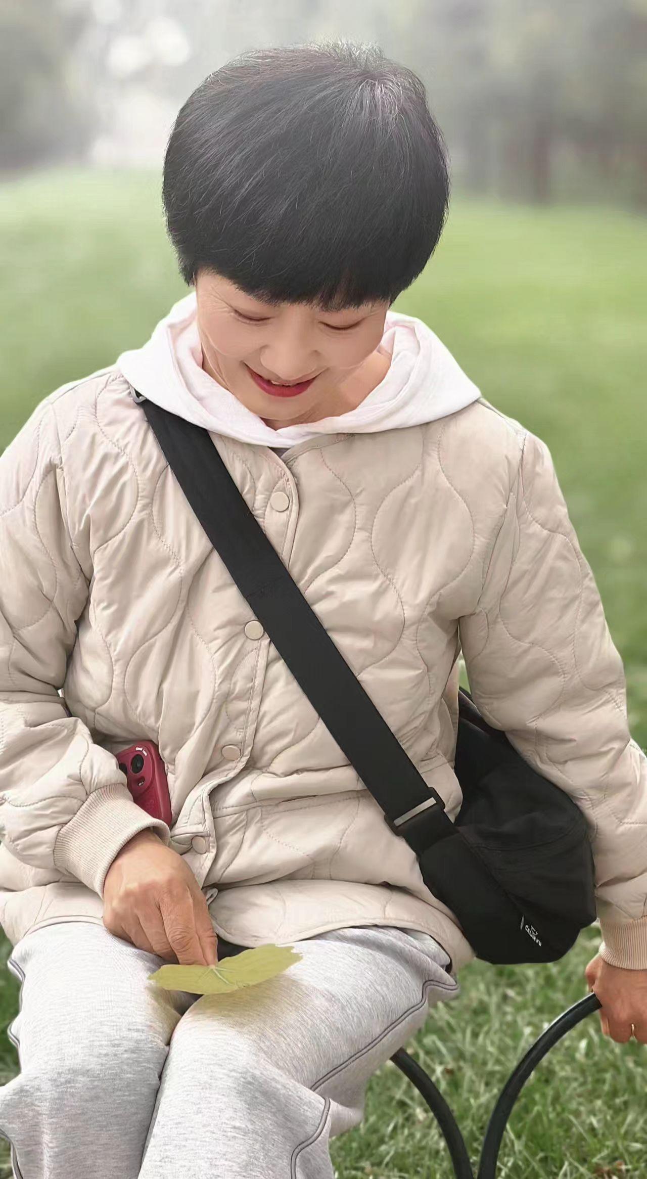 从现在开始，做一个情绪稳定的人，
不高估关系，不低估自己，
谁来谁去，顺其自然，