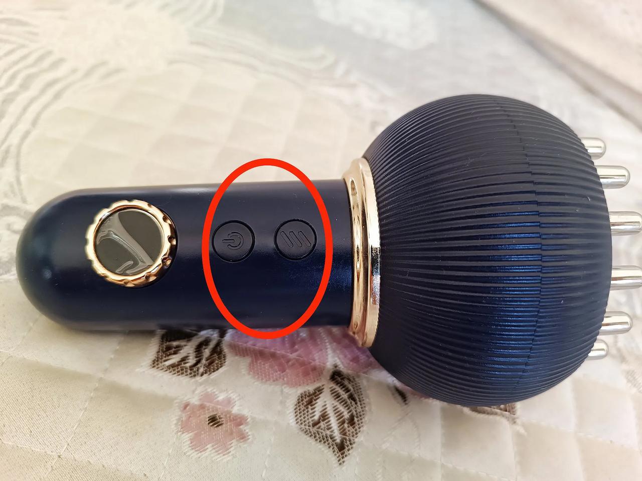 昨晚儿子一进家门，就兴冲冲地递来一个物件：“妈，这是刮痧仪！天儿冷了，您在家就能