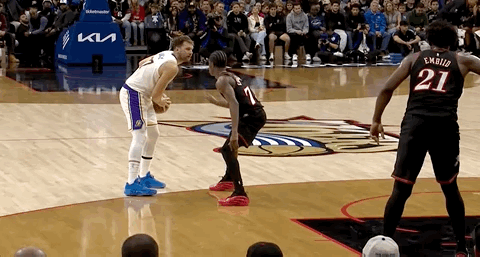 76人暂停！湖人落后8分，东契奇回来3次罚球！ 湖人vs76人