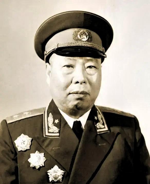 开国中将倪志亮轶事。
 
建国后北京养蜂夹道高干俱乐部，陈再道、陈锡联三位红四方