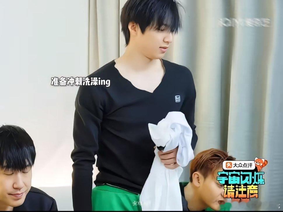 刘耀文好好笑啊，为了穿秋衣不露出来直接把领子剪了。完全老式小孩儿，注意保暖刘耀文