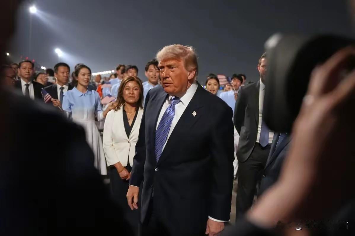 美国总统特朗普到达北京，
下飞机后竟然发现他的身材有些变化。

不知道是不是我的