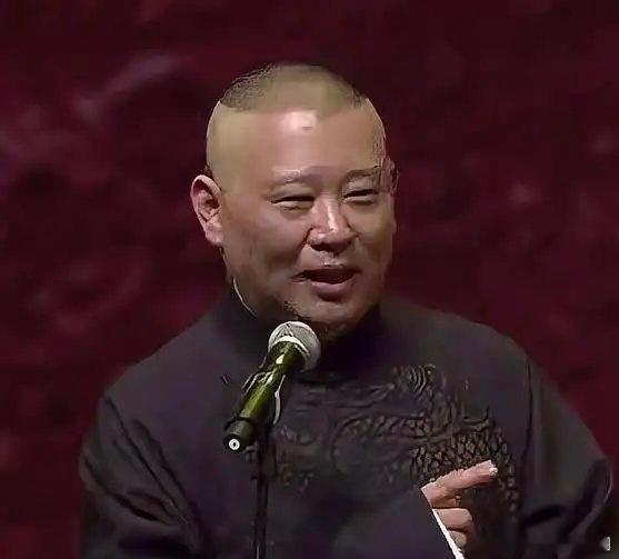 郭德纲长头发了 郭德纲的爆炸头一亮相，整个夜市的热闹气氛瞬间提升！他一边吃炒饭，