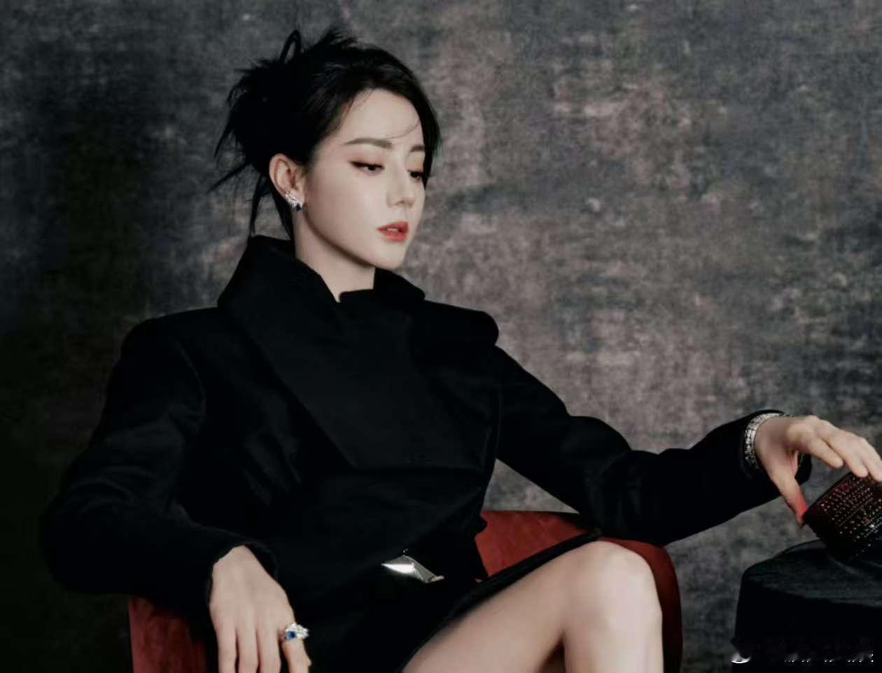 金鹤龙晒迪丽热巴神域猎夜妆，美神降临， 