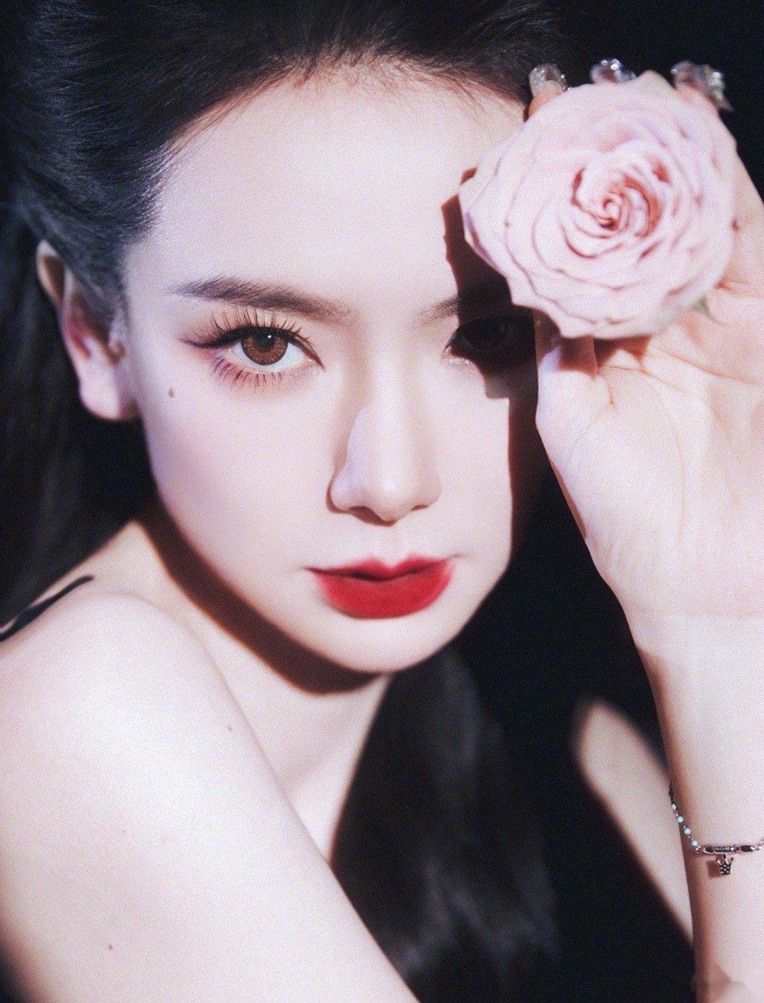 #戚薇深V长裙#、#戚薇镶钻美甲# 戚薇深V长裙，戚薇镶钻美甲，我蛮喜欢的啦！ 
