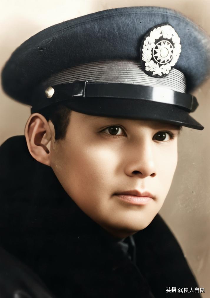 目光灼灼、英气逼人，抗战有功，解放战争却成了蒋介石的急先锋！

抗战期间，作为团