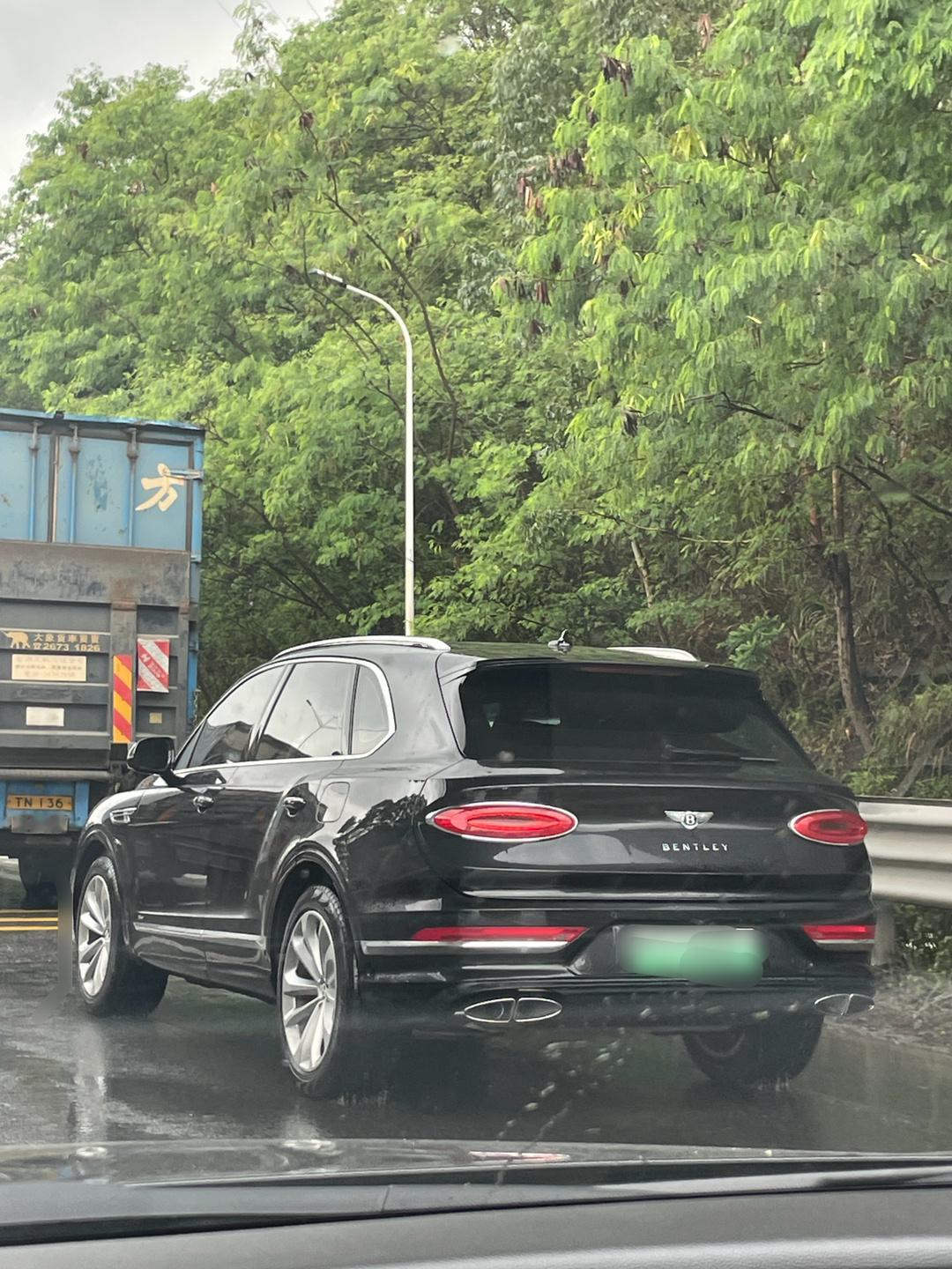 这雨下了几个月也没见要停，深圳改名雨圳好了，反正在客家话里这两名字都差不多，雨圳