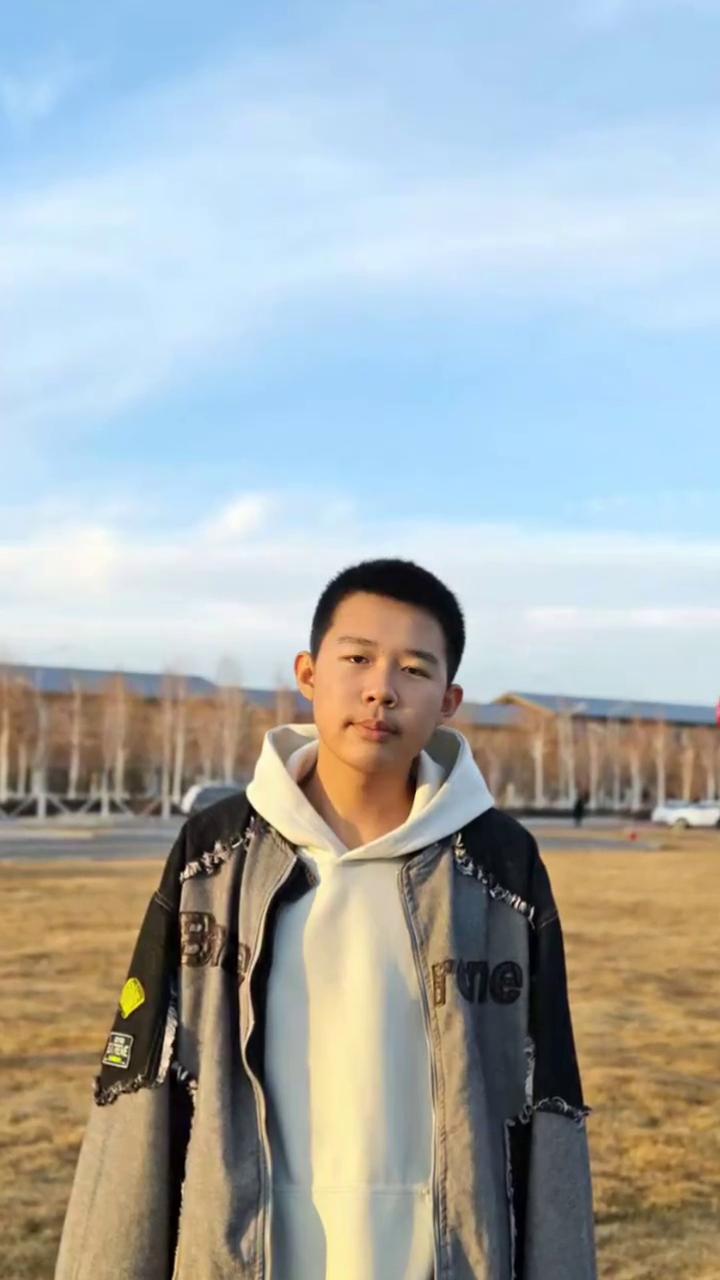我愿陪你繁华破千的。小宝，你看你哥哥。