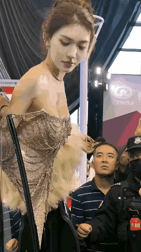 美女穿着性感，男子专注的眼神和目瞪口呆的表情，我真是服了，那是几辈子没见过美女！