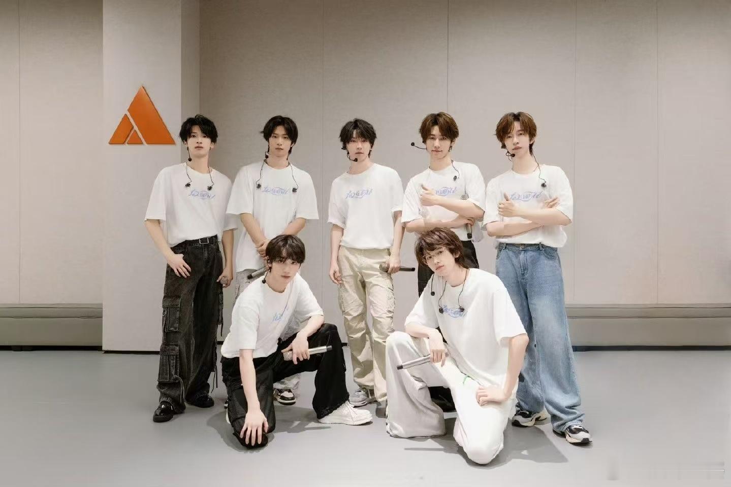 #时代少年团开学季好忙#  我恨我怎么毕业这么早，现在大学生你们也吃得太好了吧！
