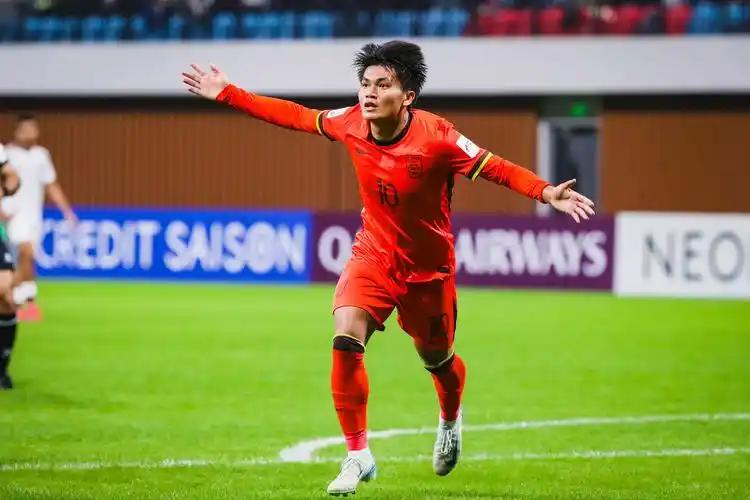 昨晚西安国际足球中心来了42613人，创了上座新纪录！U23国足两场球都是先落后