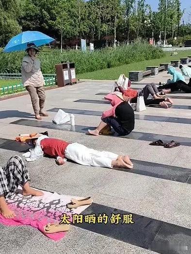 #女子小区里晒背遭汽车碾轧#最近一个时期，“女生晒背”火了起来，据说“晒背”可以