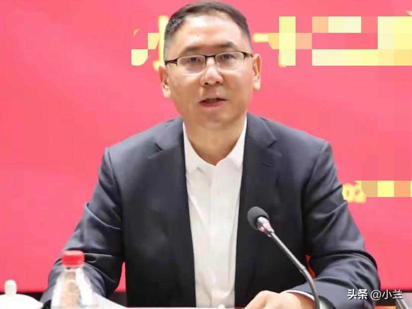 今天中国水利水电的盛峰上了热搜，
他长期在电力建设行业工作，
工作经验相当的丰富