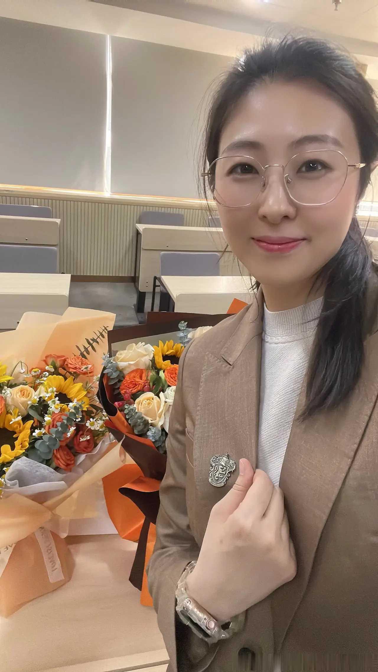 林静，年逾五十，生活在繁华都市，没想到步入绝经期后还能和20岁的他相爱。
在顺应