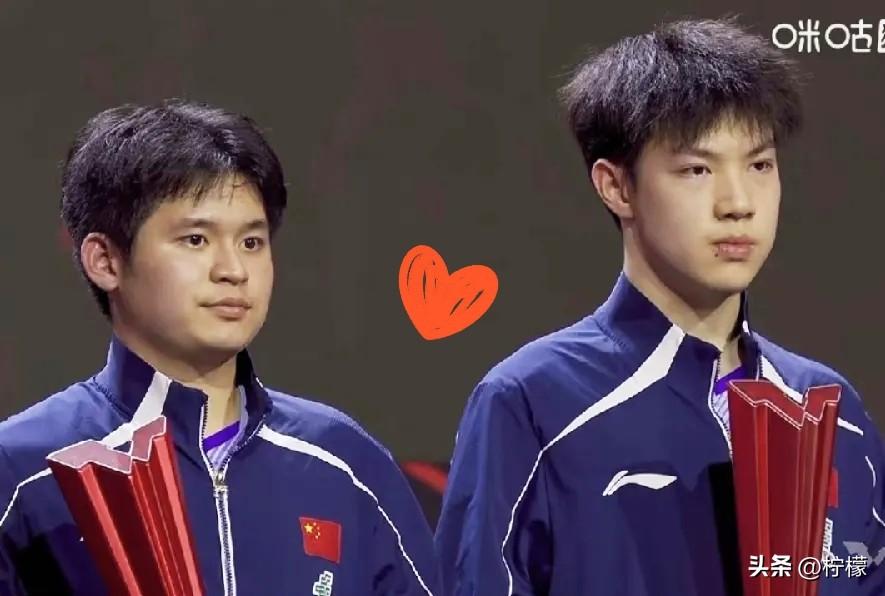 黄友政哭了，
颁完奖下台的时候抹眼泪了，
不是因为输给了勒布伦兄弟，而是因为他和