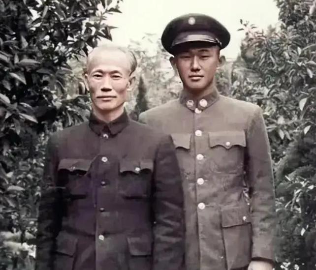 50年代，晚年的陈诚和长子陈履安的合影，彼时的陈诚头发已经花白，虽然依然位高权重