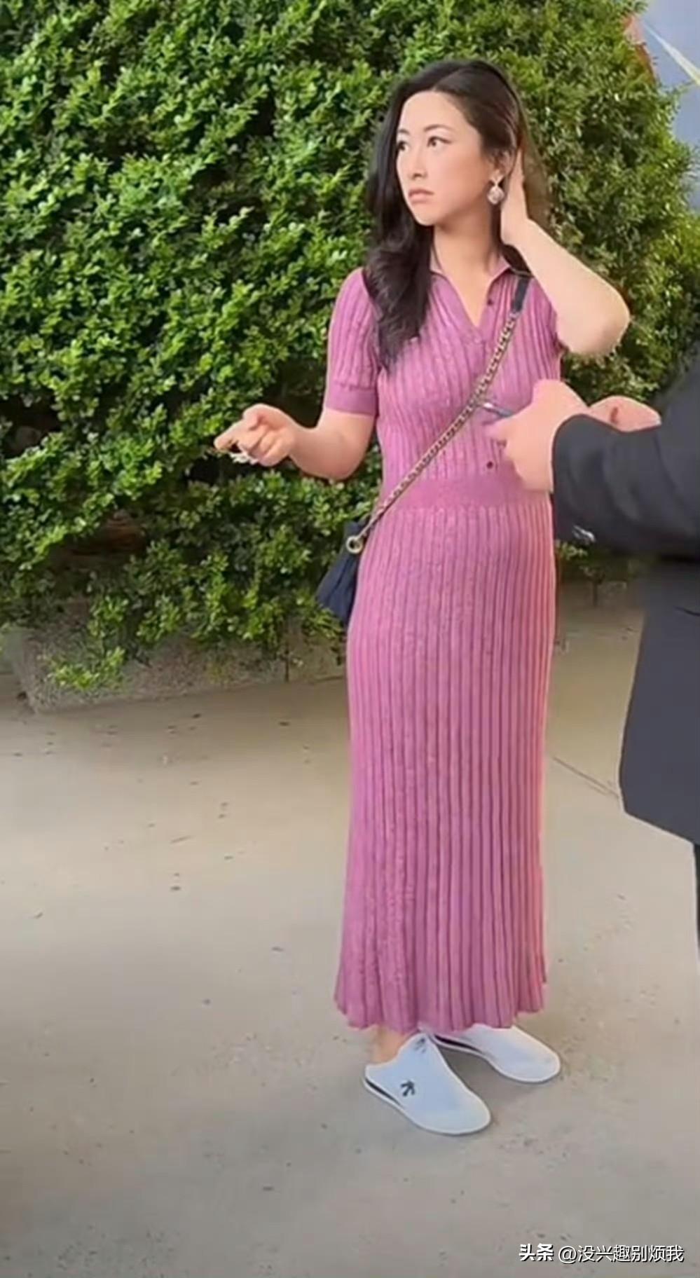 40岁朱珠被偶遇，生图五五分身材还有小肚子