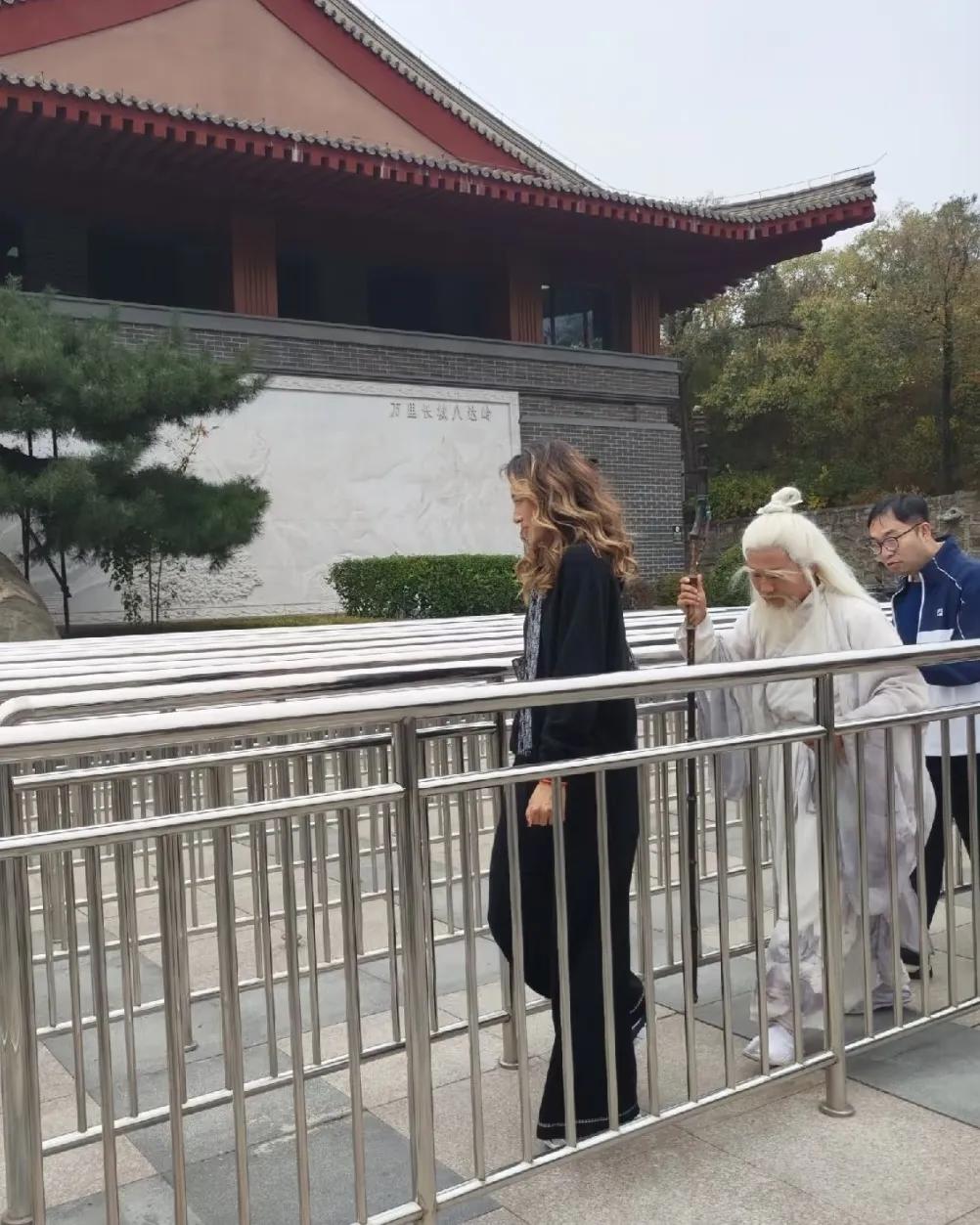 郑钦文准备登长城，
黑色阔腿裤套装配一头金色大卷发，
简约时尚，
又美又飒！
郑