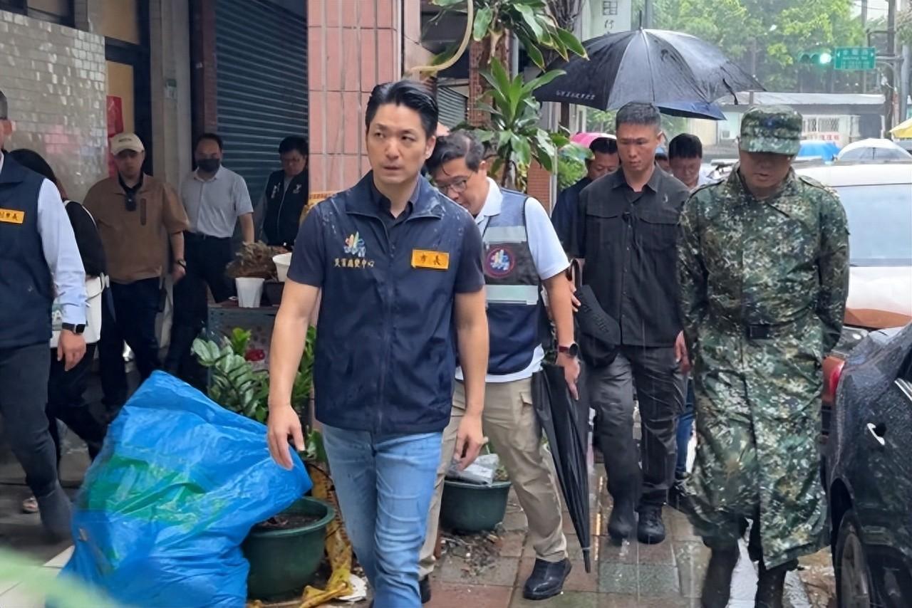 蒋万安、沈伯洋昨晚行程狭路相逢，两人礼貌握手寒暄。不过有网友昨晚随即将现场片段上