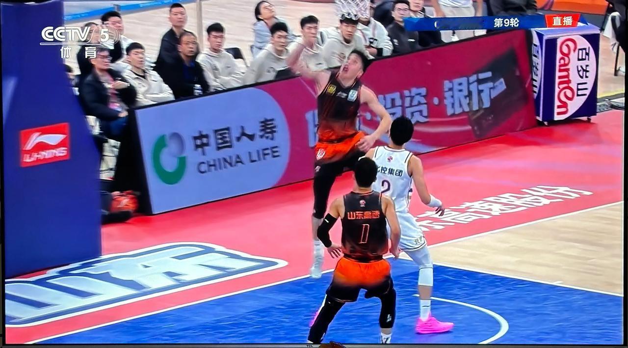 山东高速磕磕绊绊战胜北控！
结束两连败！
如果只看前三节，以为高速男篮会迎来三连