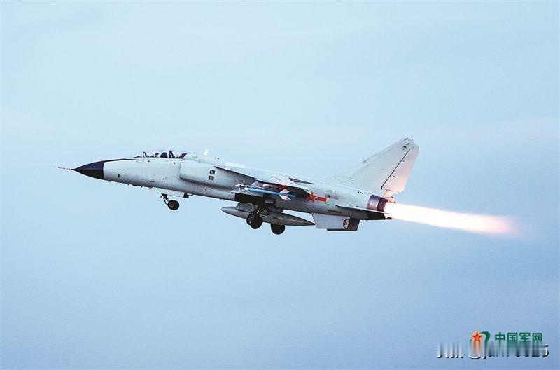 歼轰-7A老当力壮，到底何时退役！
冬日，空军航空兵某旅组织飞行训练。图为战机加