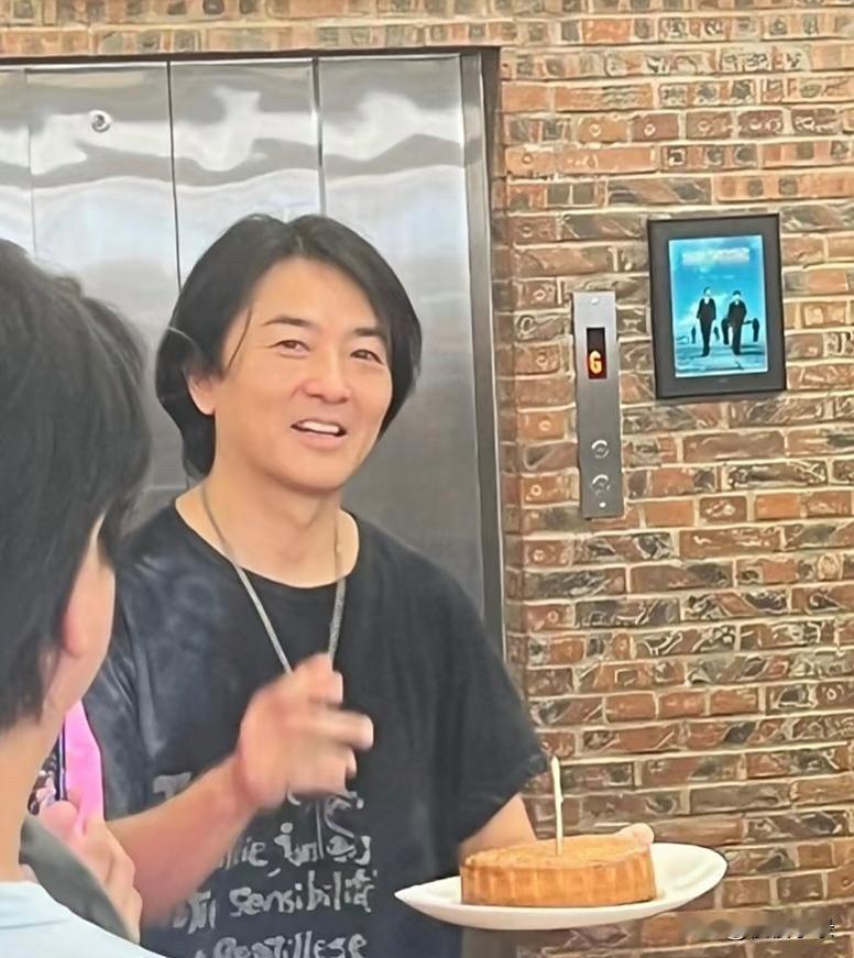 郑伊健和朋友一起庆祝58岁生日，他的穿衣打扮朴素，留着一头油腻的长发，身材胖了好