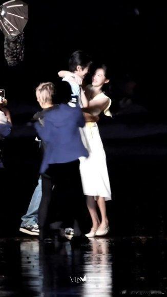 关晓彤林一鼻尖碰喉结这一下 这一下我反复拉进度条看十遍，鼻尖蹭到喉结的瞬间，暧昧