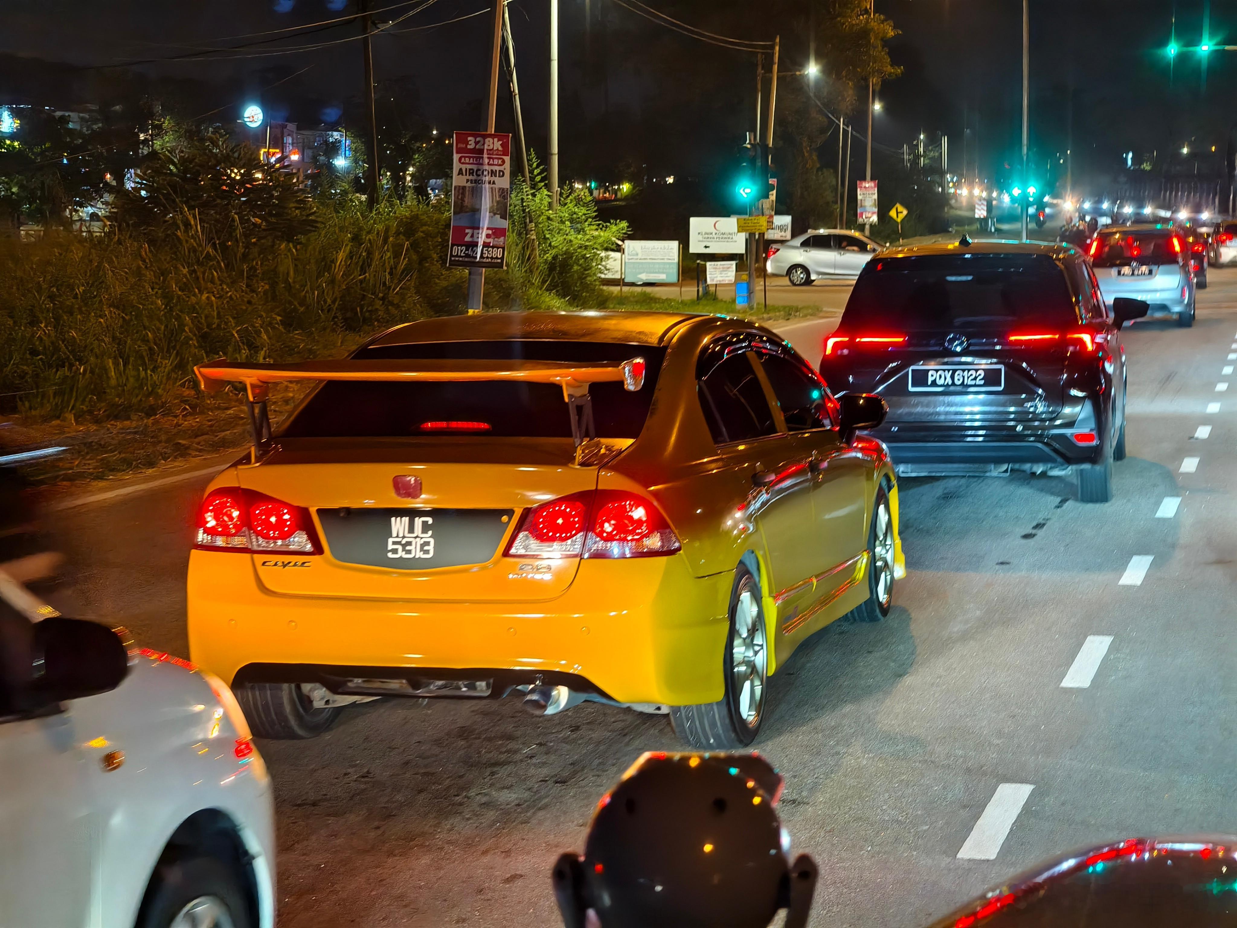 黄色的小车总会让我着迷😍黄色配金色轮毂，也是我没有想到的搭配