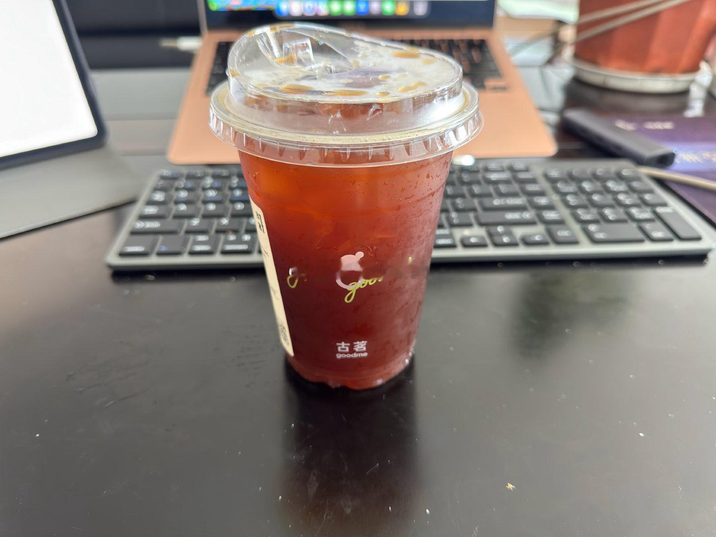 工位的小美好如约而至，收到单位小姐姐送来的古茗咖啡，冰饮通透的红褐茶汤，刚好抚平