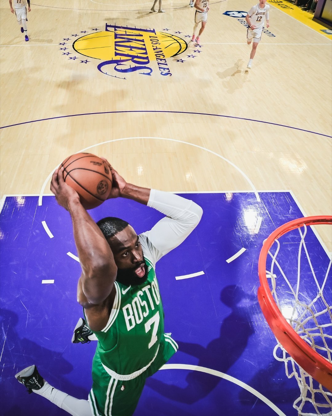 据记者Marc Stein报道，杰伦-布朗因右膝挫伤将缺席今日对阵太阳比赛！凯尔