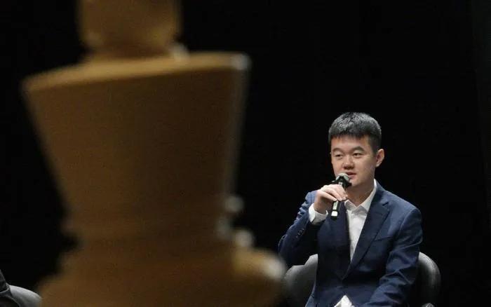2024年国际棋联国际象棋世界冠军赛在新加坡展开第12盘较量，中国选手、现任世界
