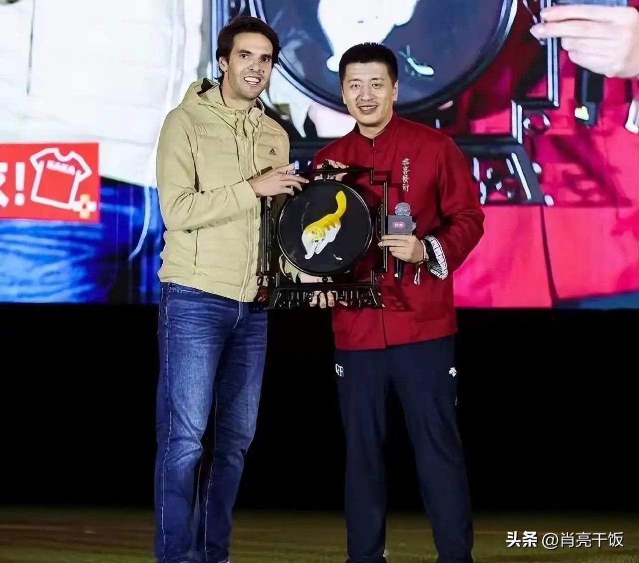 张雪峰一生挚爱足球，是AC米兰的铁杆球迷，偶像是卡卡和马尔蒂尼，最大的心愿是国足