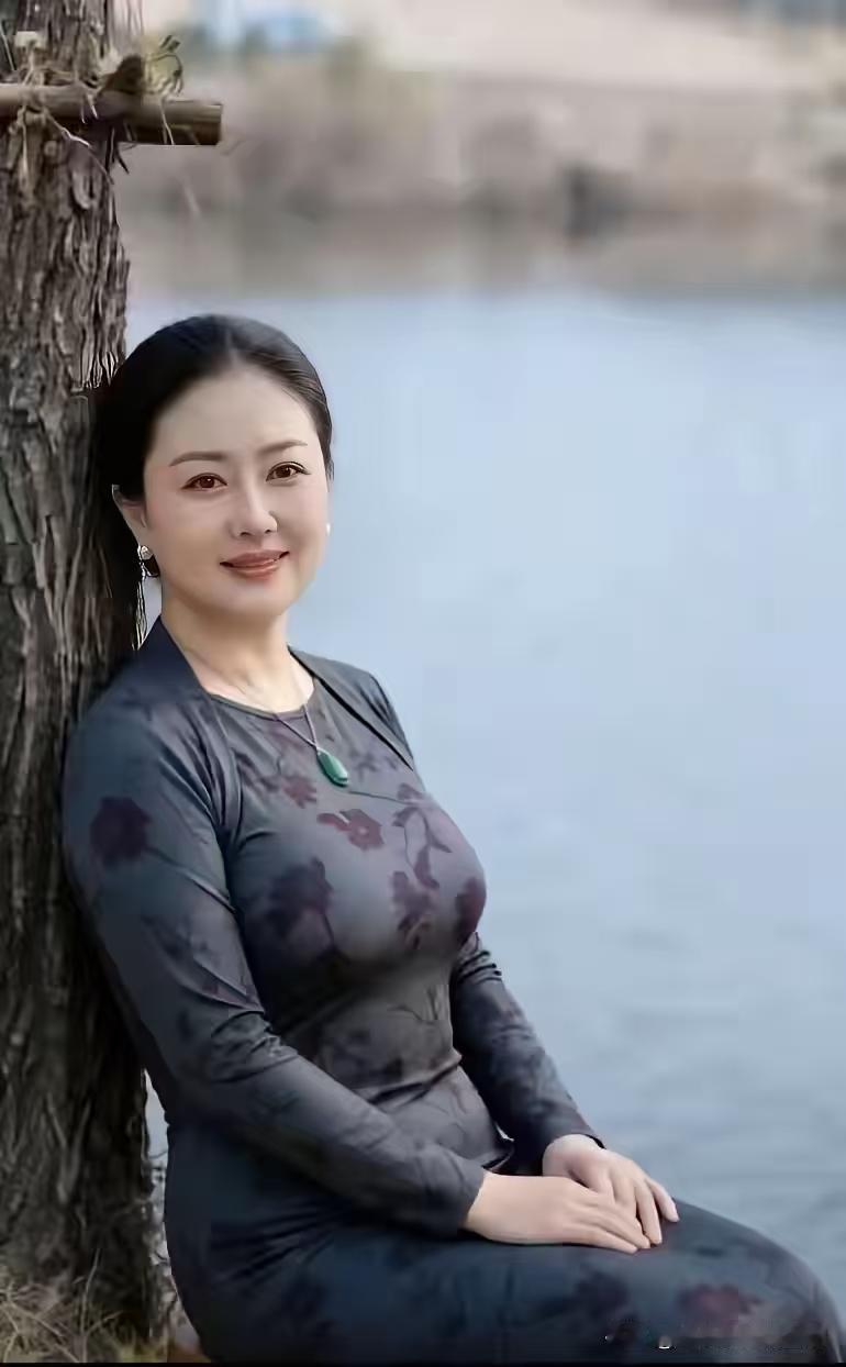 塞鸿秋·红颜孤叹
倾城姿色红颜貌，
谁知多半情缘渺。
心高气傲容颜俏，
深居懒向