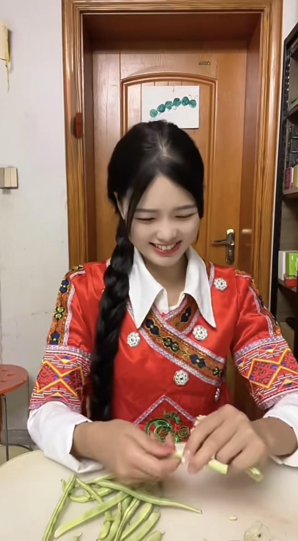 结婚过了没仨月，
她说吃饭总想哕。
看见辣的不愿吃，
…………………………
请你