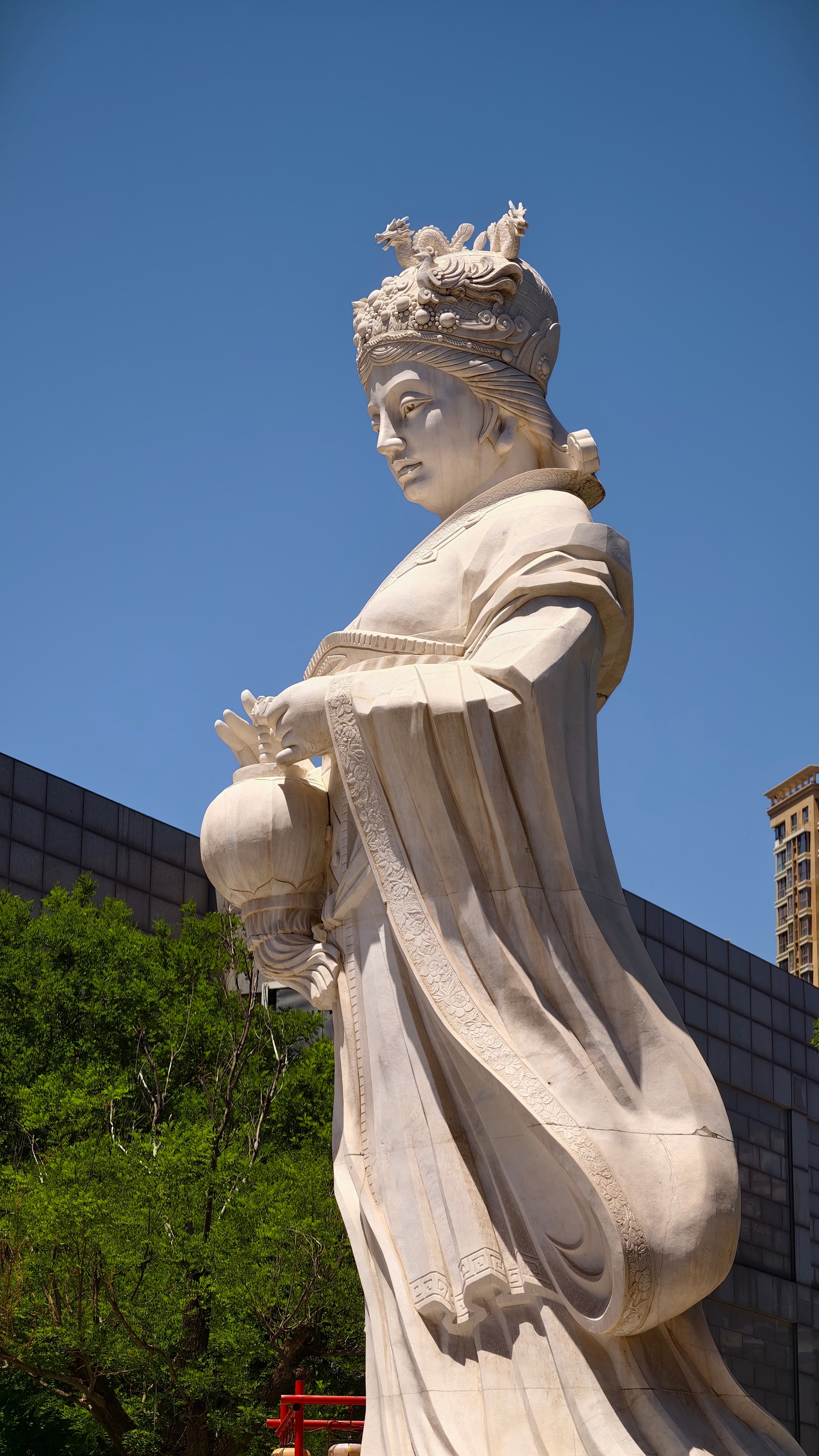 古文化街旁楼群里的妈祖像 