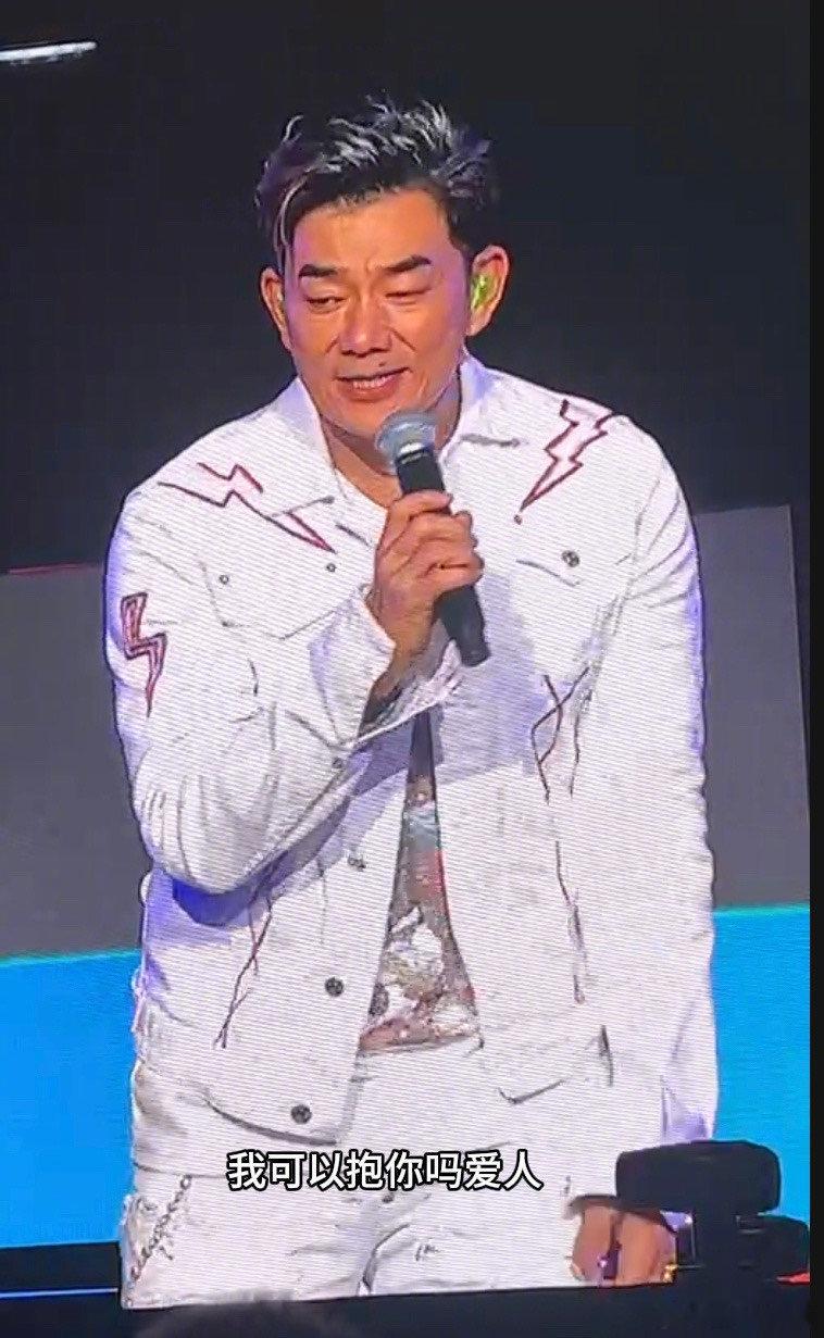 #任贤齐为歌迷现场写词#任贤齐的举动让我明白了，一个优秀的偶像应该是能够给粉丝带