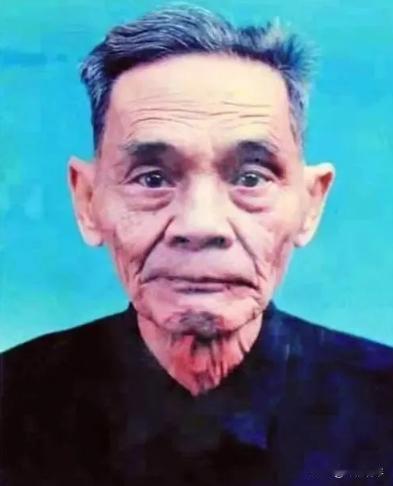 1988年，在台湾潜伏42年的地下党，办了假身份后回到大陆。到家后，看到一大屋子