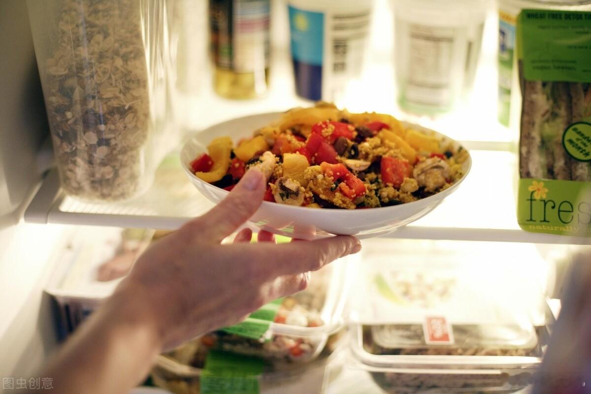 35岁孕妇吃冰箱剩菜后去世河南郑州一位35岁孕妇，只因吃了冰箱里的剩菜，感染李斯