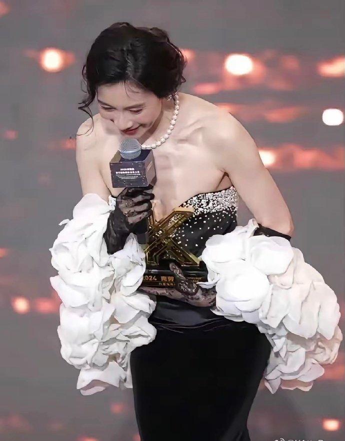 这衣服已经掉下来了吧，太冒险了 