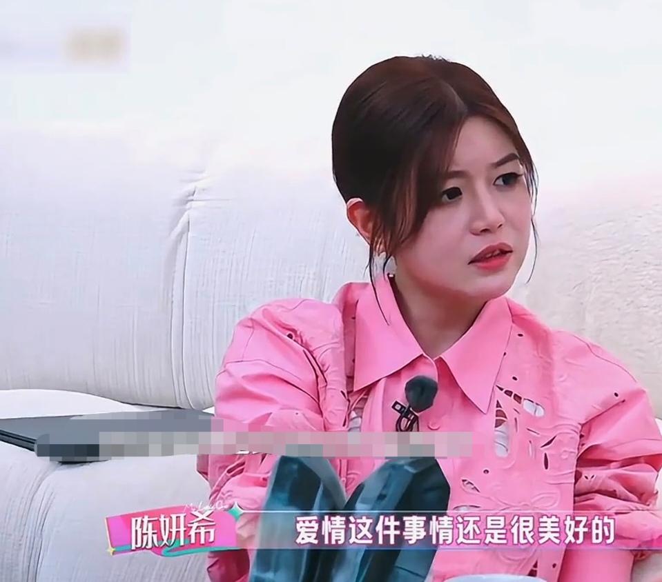 综艺里，陈妍希聊起自己的感情观，说:“爱情这件事情还是很美好的，对于爱情这件事情