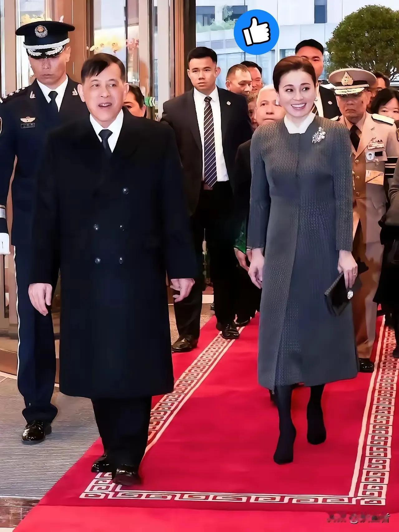 人不可貌相
​​泰国73岁的国王携47岁的王后访问中国，两人並肩出现在大家面前，