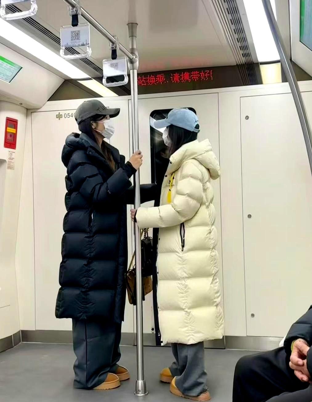 现在女人确实挺奇怪的
我今天坐地铁，发现很多女人不管高矮胖瘦，年轻的还是年老的，