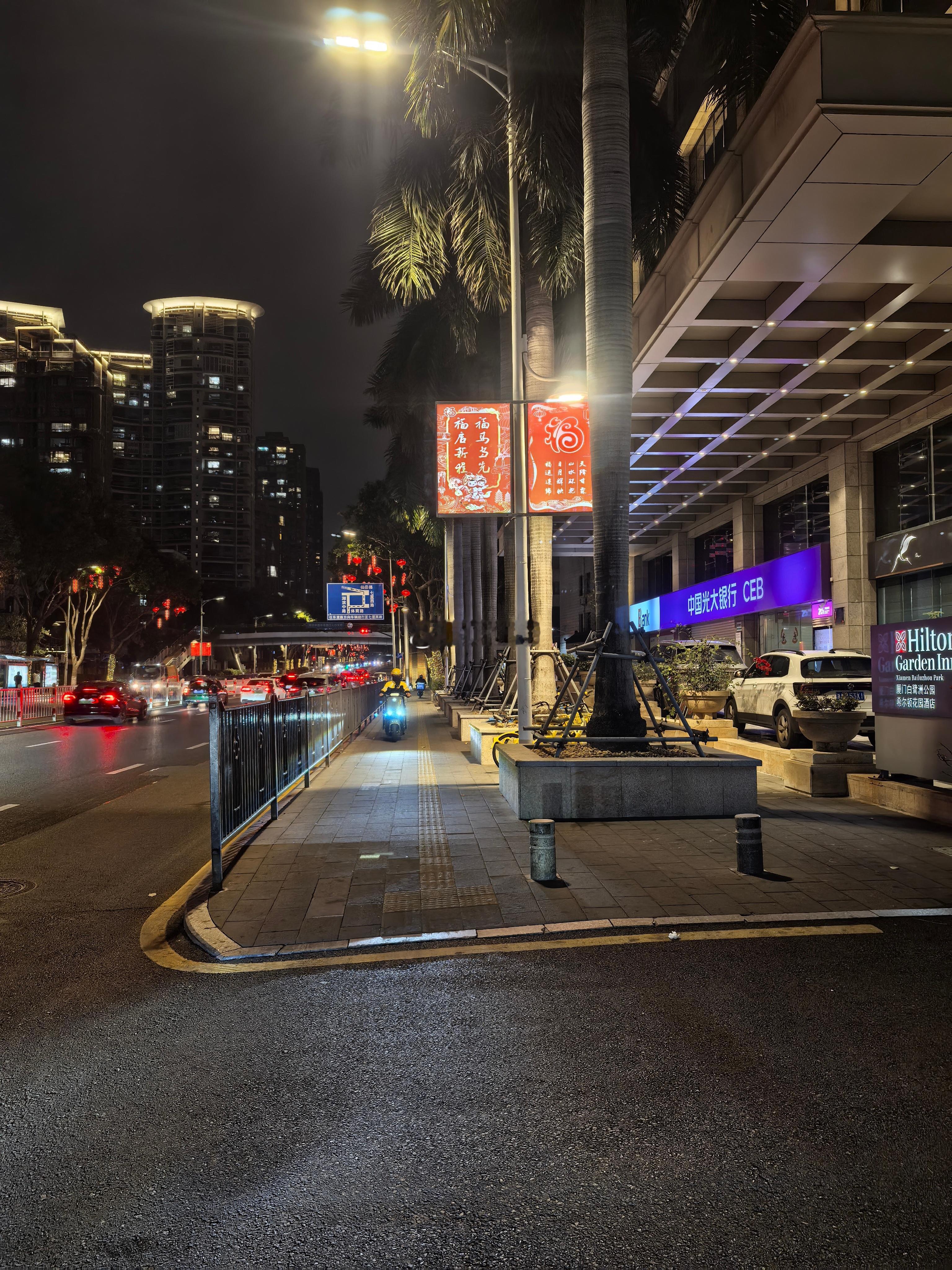 厦门的电动自行车也很少，然后人行道与非机动车道不分。外卖小哥们的电瓶车基本就是在