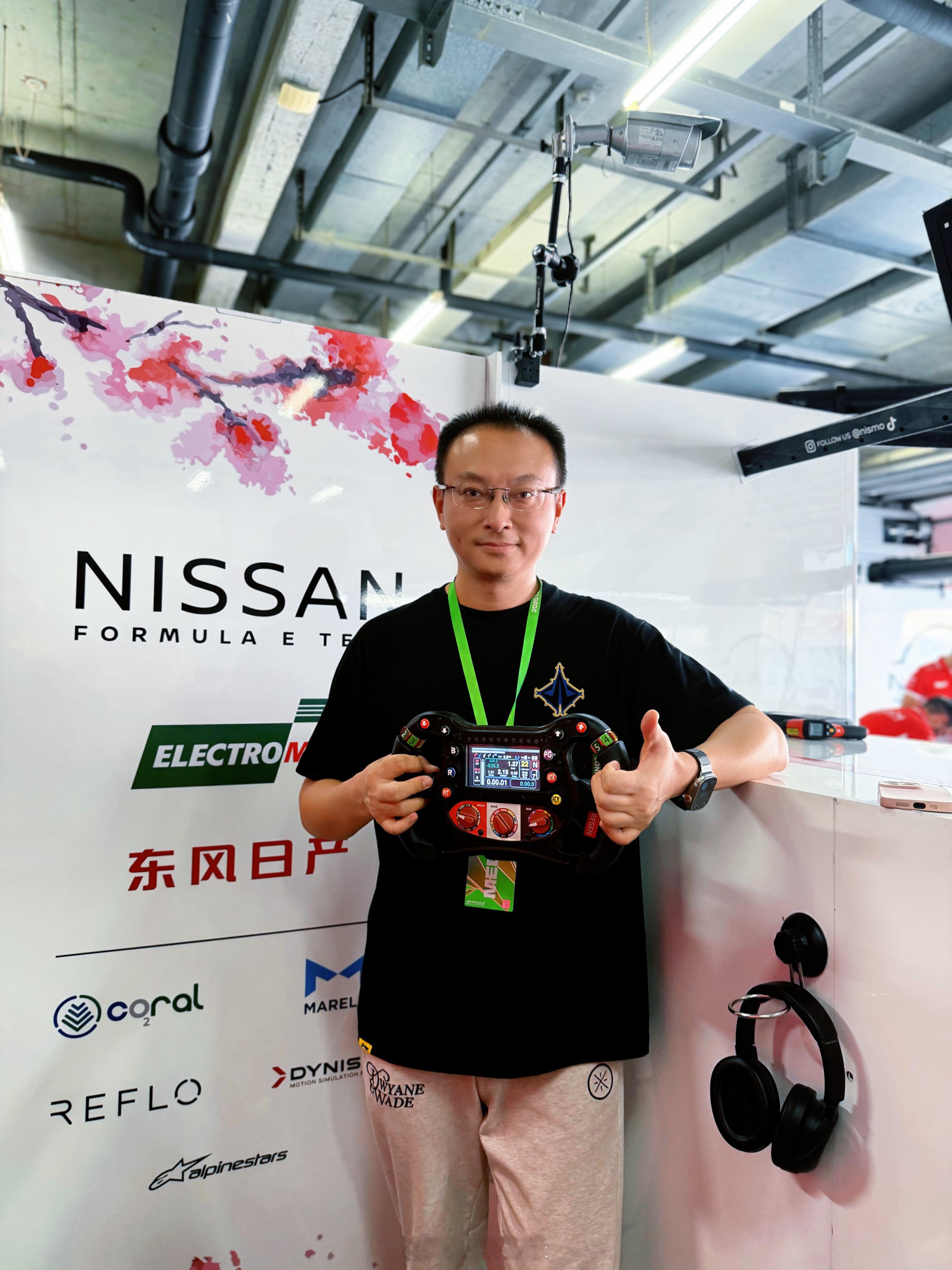 参观上海FE电动方程式比赛日产车队Pit房！拿走一个纪念品：方向盘！赛车