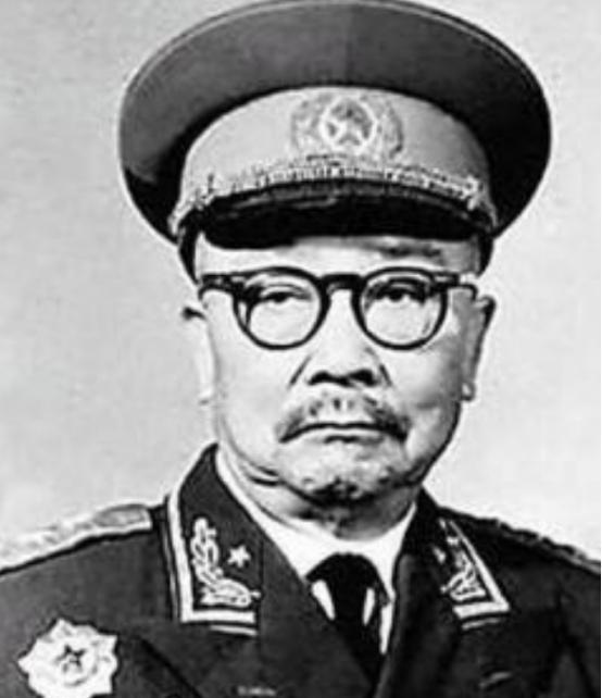 1955年，在授衔仪式前，毛主席看到上将名单中没有李克农，就问：“上将为何没有李