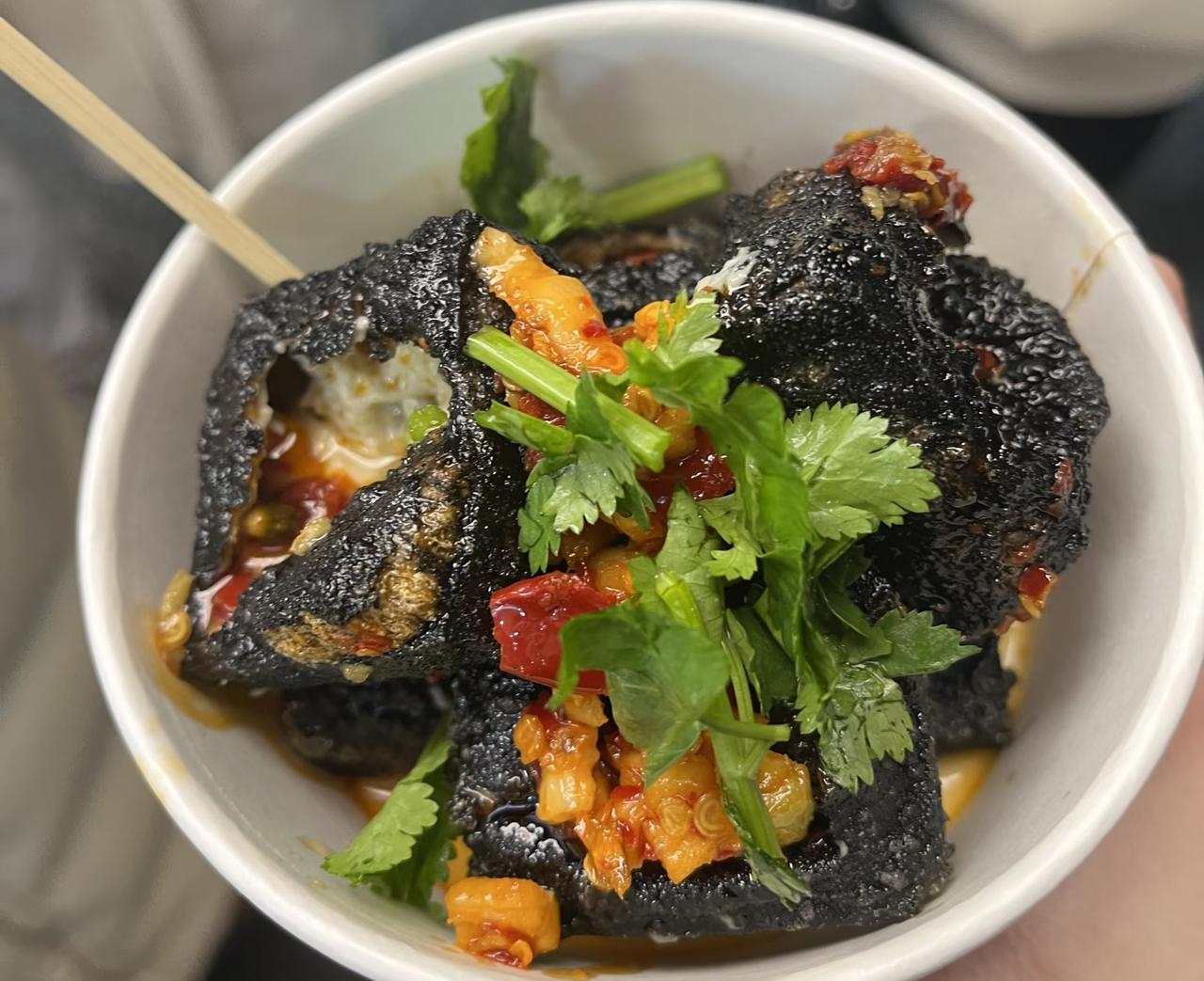 刚走到巷口就被这股“上头”的味道勾住了脚，果断来上一碗经典长沙臭豆腐。
 
外皮